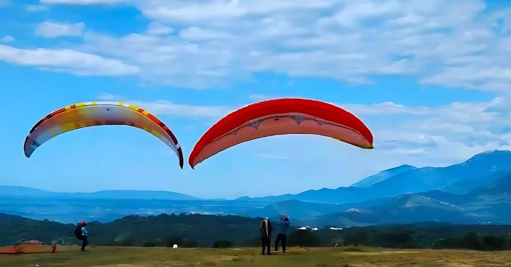 Paragliding in October in Bir Billing